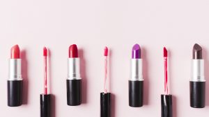 Pilih Warna Cantik Lipstik, Tetap Waspadai Kandungan Hewani 